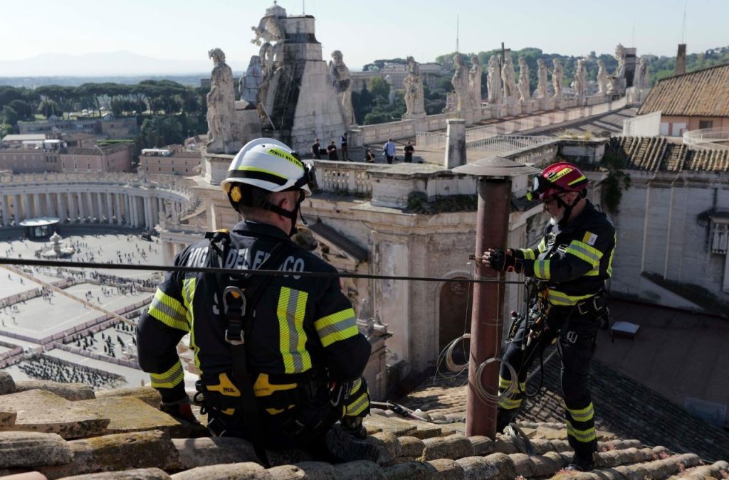 Die Feuerwehr des Vatikan stellt den Schornstein auf
